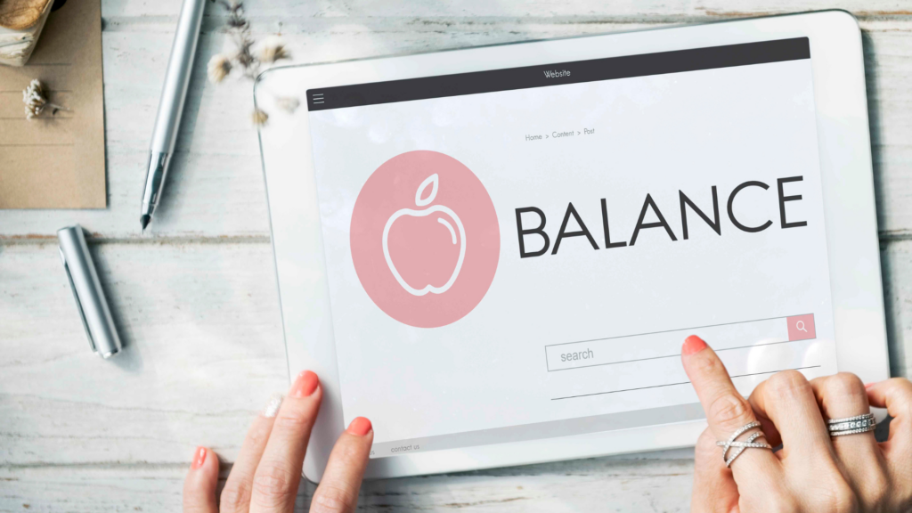 Tablet z napisem work-life balance na biurku, widok z góry